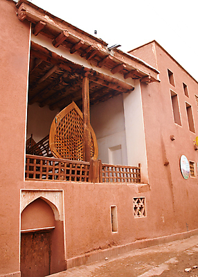 포토 JPG 해외이미지 전통 아시아 문화 여행 건축양식 창문 하늘 벽돌 주택 사람없음 건물 목재 빨간색 빛 세계 여행객 마을 탑 흙 시골 역사 중앙 이슬람교 점토 지역 진흙 타운 멀리 동쪽 관심 옛날 오리지널 이란 스타일 해외202004 해외포토 나무 건축물 건축 나라 종교 컬러 재료 중동 사람 도시 방향 파일형식 이미지허브