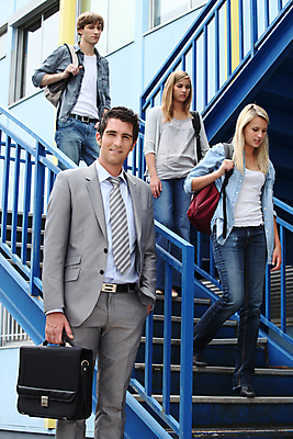 포토 JPG 해외이미지 백인 직업 학생 외관 교육 유럽 학교 미소 여러명 야외 10대 세로 계단 강사 교사 교수 청바지 대학교 단계 심각 해외202004 해외포토 서양인 나라 다수 컨셉 바지 청소년 표정 사람 파일형식 이미지허브