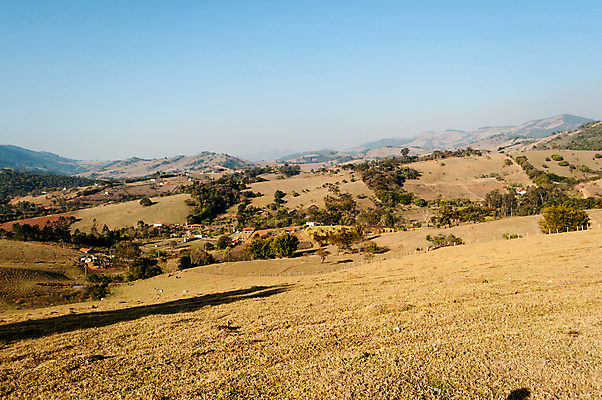포토 JPG 해외이미지 나무 밭 농업 자연 하늘 산 주택 풍경 사람없음 야외 초록색 파란색 농가 농장 마을 계곡 농촌 시골 숲 땅 언덕 브라질 외양간 산맥 해외202004 해외포토 식물 산업 컬러 건물 남아메리카 생태계 파일형식 이미지허브