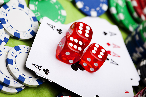 포토 JPG 해외이미지 실내 사람없음 트럼프 포커칩 도박 카지노 주사위 겜블 초록배경 해외202004 해외포토 백그라운드 내부 초록색 놀이용품 포커 파일형식 이미지허브