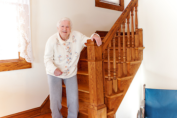 포토 JPG 해외이미지 백인 여자 할머니 주택 건강 한명 서기 성인 목재 걷기 계단 산책 방 잡기 휠체어 리빙 돌봄 옛날 철책 헬프 해외202004 해외포토 서양인 나무 1 노년 재료 모션 휴식 사람 건물 도움 파일형식 이미지허브