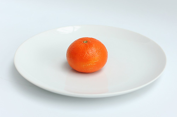 포토 JPG 해외이미지 접시 음식 조각 오렌지 과일 건강 사람없음 흰색 자르기 먹기 다리찢기 식용 해외202004 해외포토 식기 컬러 모션 파일형식 이미지허브