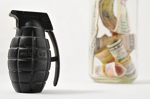 포토 JPG 해외이미지 손 무기 백그라운드 컨셉 돈 사람없음 금융 경제 세일 달러 저축 시장 황금 위험 가격 폭발 폭발물 위협 사인 계산서 수류탄 다이너마이트 우울증 위기 정부 해외202004 해외포토 신체부위 재산 질병 폭탄 파일형식 이미지허브