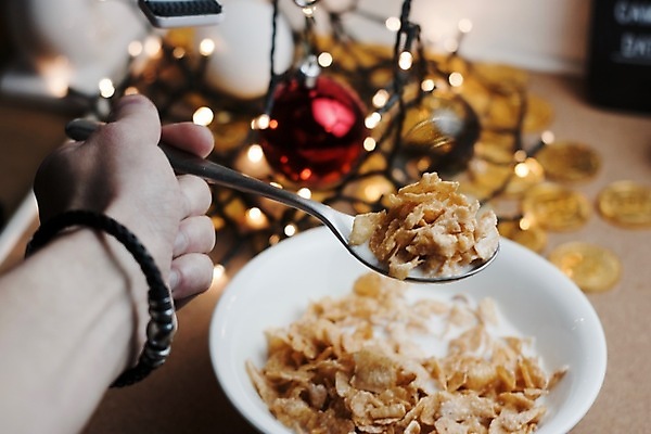 포토 JPG 해외이미지 접시 음식 조각 크리스마스 아침 패스트푸드 건강 옥수수 사람없음 숟가락 식사 우유 사발 맛 아침식사 먹기 해외202004 해외포토 주간 식기 기념일 컨셉 모션 유제품 곡류 수저 사기그릇 인스턴트 파일형식 이미지허브