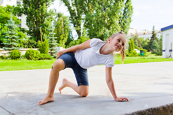 포토 JPG 해외이미지 백인 여학생 여자 유럽 어린이 한명 금발 흰색 9 그리기 6 7 해외202004 해외포토 서양인 1 학생 헤어스타일 나라 컬러 모션 사람 숫자 파일형식 이미지허브