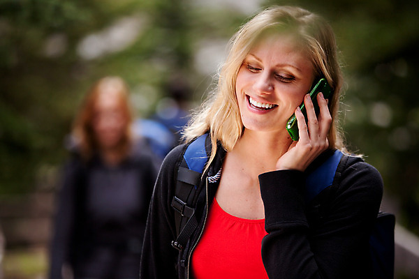 포토 JPG 해외이미지 라이프스타일 여자 행복 배낭 통신 자연 모바일 세포 건강 미소 웃음 사람 성인 야외 두명 초록색 스마트폰 우주 산책 캠핑 하이킹 숲 스마트 해외202004 해외포토 감정 컬러 컨셉 가방 레저 휴식 표정 생활 핸드폰 스마트기기 생태계 파일형식 이미지허브