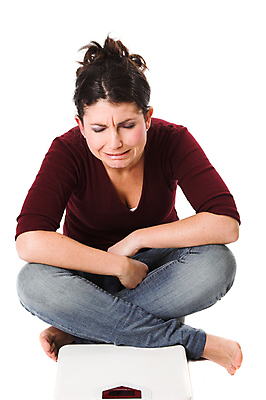 포토 JPG 해외이미지 백인 여자 한명 사람 앉기 외침 슬픔 울음 몸무게 측정 흰배경 눈금 계량 고립 우울증 해외202004 해외포토 서양인 1 감정 백그라운드 모션 표정 소리 흰색 질병 파일형식 이미지허브