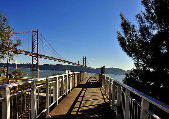 포토 JPG 해외이미지 전통 디자인 유럽 도로 여행 건축양식 교통시설 자동차 거리 파노라마 사람없음 물 금속 기차 도시 역사 황금 큼 철 교차로 진행 리스본 서쪽 옛날 전국 해외202004 해외포토 자연요소 건축 나라 길 육상교통 교통 재질 대중교통 촬영기법 크기 방향 시설 파일형식 이미지허브