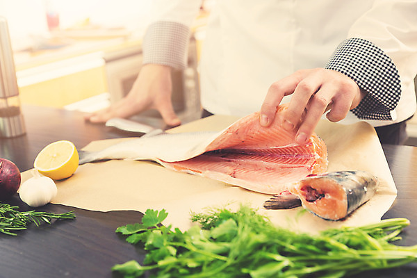 포토 JPG 해외이미지 남자 음식 조각 탁자 건강 관리 어류 요리 사람없음 주방 식당 요리사 흰색 신선 오픈 칼 자르기 허브 해산물 향신료 준비 날것 연어 점심식사 해외202004 해외포토 식물 직업 컬러 가구 모션 사람 상점 식사 수중동물 향미료 파일형식 이미지허브