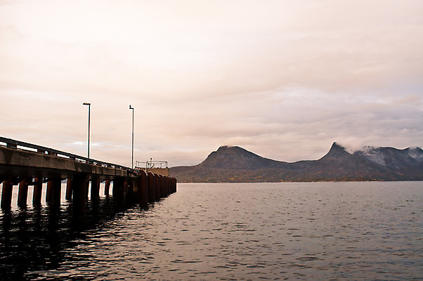 포토 JPG 해외이미지 바다 여행 오렌지 자연 하늘 풍경 사람없음 빨간색 물 햇빛 태양 반사 일출 일몰 가을 언덕 스칸디나비아 해외202004 해외포토 자연요소 계절 컬러 과일 노을 생태계 파일형식 이미지허브