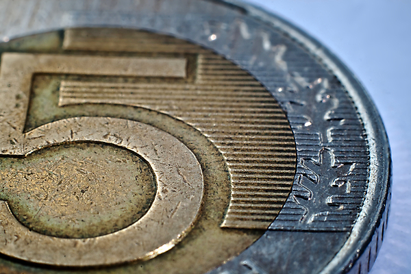 포토 JPG 해외이미지 유럽 돈 비즈니스 사람없음 금융 빛 금속 동전 저축 닫기 작음 5 광택 폴란드 빚 해외202004 해외포토 나라 모션 재질 경제 숫자 재산 크기 파일형식 이미지허브