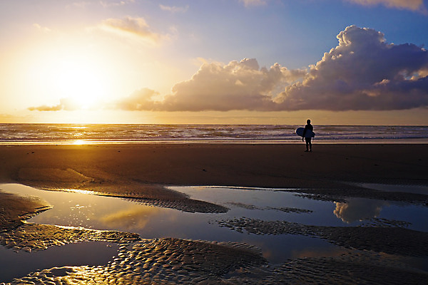 포토 JPG 해외이미지 구름 남자 모래 스포츠 바다 자연 사람없음 야외 물 햇빛 태양 황혼 일몰 새벽 수상스포츠 서핑보드 서핑 포르투갈 대서양 설정 해외202004 해외포토 자연요소 유럽 사람 노을 보드_스포츠 생태계 파일형식 이미지허브