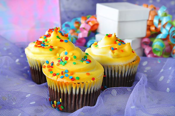 포토 JPG 해외이미지 리본 음식 디저트 선물 이벤트 사람없음 컬러풀 노란색 파티 케이크 보라색 얼음 축하 생일 달콤 컵케이크 굽기 뿌리기 프로스팅 해외202004 해외포토 자연요소 기념일 컬러 컨셉 모션 맛 구이 제빵 파일형식 이미지허브