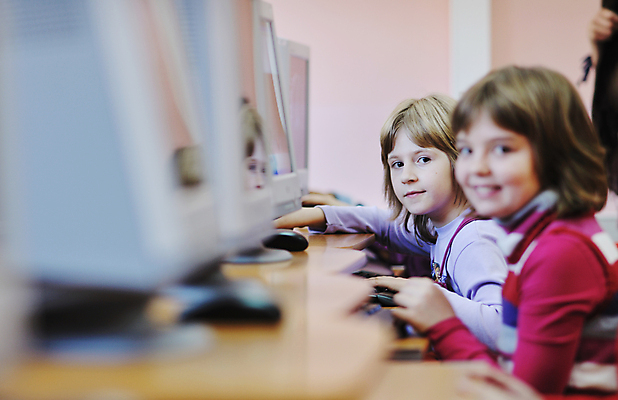 포토 JPG 해외이미지 여자 교육 남자 행복 어린이 의자 교실 학교 수업 함께함 사람 앉기 소년 두명 친구 스터디 컴퓨터 교사 가르침 그룹 책상 어린이만 해외202004 해외포토 직업 감정 가구 컨셉 관계 모션 전자제품 학습 파일형식 이미지허브
