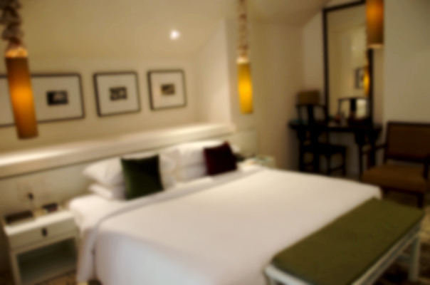 포토 JPG 해외이미지 디자인 벽 가구 백그라운드 탁자 호텔 아파트 주택 실내 사람없음 내부 장식 빛 침실 방 흰색 침대 고급 야간 소프트포커스 복고 블러 스타일 해외202004 해외포토 자연요소 컬러 생활용품 컨셉 숙소 촬영기법 건물 파일형식 이미지허브