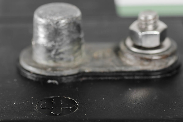 포토 JPG 해외이미지 컨셉 자동차 사람없음 전자제품 검은색 힘 에너지 연결 휴대용 오브젝트 긍정 볼트 베터리 전압 터미널 현재 해외202004 해외포토 육상교통 컬러 공구 파일형식 이미지허브