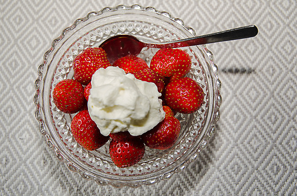 포토 JPG 해외이미지 열매 음식 채소 과일 유리 탁자 딸기 디저트 건강 사람없음 빨간색 초록색 여름 수확 흰색 신선 그룹 사발 달콤 맛 크림 날것 숙성 해외202004 해외포토 식물 계절 컬러 가구 컨셉 농업 재질 사기그릇 파일형식 이미지허브