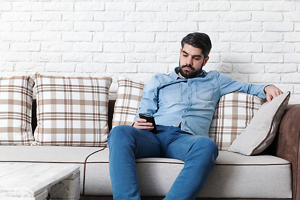 포토 JPG 해외이미지 백인 헤어스타일 남자 얼굴 벽 셔츠 인터넷 휴식 벽돌 주택 한명 사람 성인 스마트폰 핸드폰 소파 유행 청바지 자신감 이발소 단절 스타일 카피스페이스 해외202004 해외포토 서양인 1 감정 컨셉 상의 의자 바지 건물 신체부위 전자제품 스마트기기 공백 뷰티샵 파일형식 이미지허브