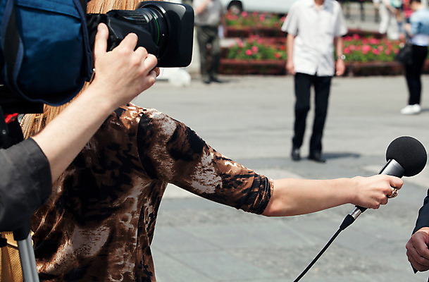 포토 JPG 해외이미지 손 음향기기 통신 커뮤니케이션 대화 사람 사람없음 소리 장비 잡기 기자 질문 마이크 면접 라디오 방송 동영상 정보매체 해외202004 해외포토 직업 비즈니스 모션 말하기 신체부위 전자제품 파일형식 이미지허브