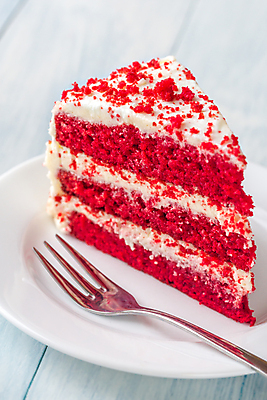 포토 JPG 해외이미지 접시 포크 실내 사람없음 조각케이크 나무배경 해외202004 레드벨벳 해외포토 식기 백그라운드 디저트 내부 케이크 파일형식 이미지허브