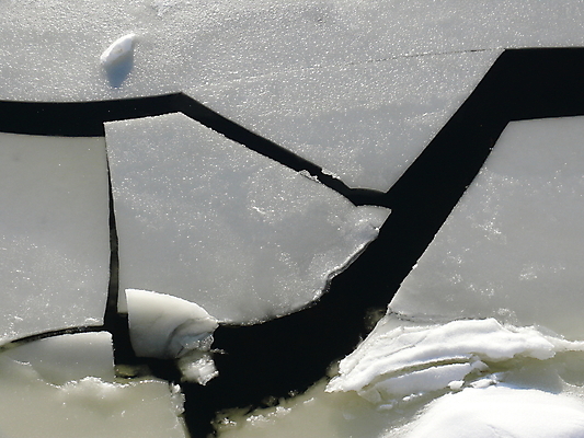 포토 JPG 해외이미지 디자인 계절 백그라운드 겨울 패턴 자연 표면 날씨 추상 사람없음 야외 물 강 냉동 얼음 검은색 회색 추위 흰색 균열 시원함 크리스탈 질감 빙하 서리 내추럴 해외202004 해외포토 자연요소 컬러 무늬 모션 광석 생태계 파일형식 이미지허브