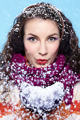 포토 JPG 해외이미지 전신 백인 모델 라이프스타일 손 응시 드레스 옷 계절 여자 얼굴 포즈 장갑 겨울 장난 갈색머리 한명 사람 빨간색 파란색 목도리 흰색 표현 눈송이 스웨터 제비꽃 타격 폭설 해외202004 손모아장갑 해외포토 서양인 1 헤어스타일 시선 잡화 꽃 컬러 상의 모션 눈_날씨 생활 신체부위 자연재해 파일형식 이미지허브