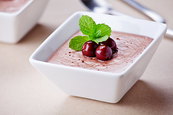 포토 JPG 해외이미지 식기 음식 과일 디저트 실내 요리 사람없음 컵 빨간색 초록색 컬러풀 갈색 초콜릿 숟가락 검은색 흰색 체리 닫기 달콤 맛 민트 허브 크림 무스 페스츄리 핸드메이드 해외202004 해외포토 식물 빵 컬러 컨셉 모션 수저 내부 파일형식 이미지허브