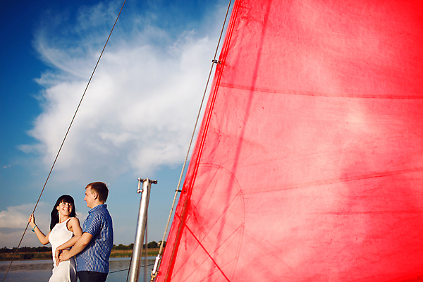 포토 JPG 해외이미지 라이프스타일 여자 행복 바다 분홍색 여행 2 요트 자연 하늘 휴가 휴식 항해 사랑 미소 사람 앉기 성인 야외 두명 빨간색 물 여름 파란색 햇빛 태양 일몰 흰색 보트 저녁 캔버스 시트 수평선 해외202004 해외포토 자연요소 계절 감정 컬러 컨셉 배_교통 모션 표정 생활 노을 야간 생태계 파일형식 이미지허브