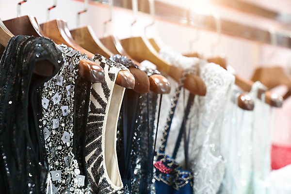 포토 JPG 해외이미지 디자인 드레스 옷 여자 백그라운드 창문 사람없음 유행 상점 흰색 장롱 선택 수집 런던 쇼 소매 스타일 해외202004 해외포토 컬러 가구 컨셉 영국 사람 파일형식 이미지허브