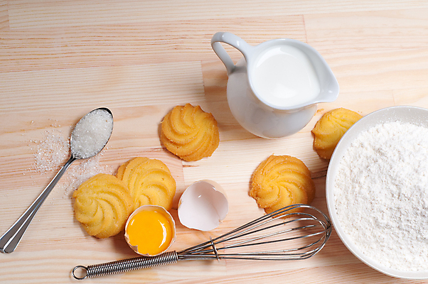 포토 JPG 해외이미지 그릇 주전자 사람없음 쿠키 계란 숟가락 우유 설탕 준비 밀가루 제빵 거품기 나무배경 해외202004 해외포토 식기 백그라운드 주방용품 디저트 유제품 수저 제과제빵 알 가루 파일형식 이미지허브