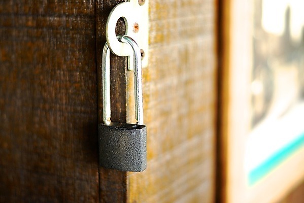 포토 JPG 해외이미지 열쇠 주택 사람없음 목재 문 금속 잠금 해외202004 해외포토 나무 재료 재질 건물 보안 파일형식 이미지허브