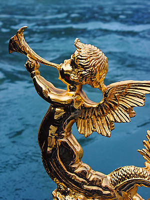 포토 JPG 해외이미지 전통 밧줄 여행 잎 넥타이 천사 사람없음 물 조각상 성당 금속 이탈리아 궁전 보트 곤돌라 저녁 광장 운하 베네치아 타격 해외202004 해외포토 자연요소 식물 잡화 유럽 줄 고건축 배_교통 종교건축 모션 재질 조형물 야간 파일형식 이미지허브