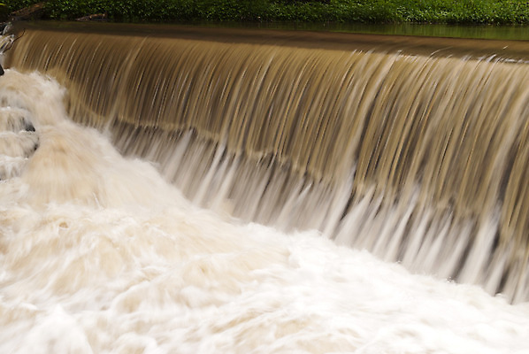 포토 JPG 해외이미지 나무 잎 자국 자연 독일 풍경 사람없음 목재 초록색 물 강 봄 폭포 하이킹 물방울 시골 개울 숲 댐 홍수 해외202004 해외포토 자연요소 식물 계절 공공시설 유럽 컬러 재료 레저 자연재해 생태계 파일형식 이미지허브