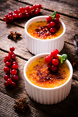 포토 JPG 해외이미지 그릇 실내 사람없음 민트 레드커런트 크렘브륄레 나무배경 해외202004 팔각회향 해외포토 식기 열매 백그라운드 디저트 내부 허브 향신료 파일형식 이미지허브