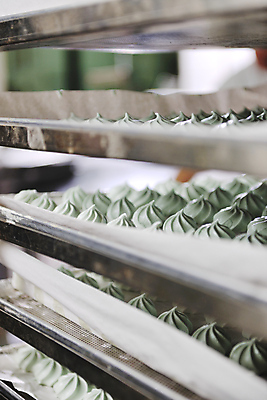 포토 JPG 해외이미지 공장 쟁반 실내 사람없음 아웃포커스 저장 진열장 일렬 머랭 해외202004 해외포토 공업 촬영기법 내부 파일형식 이미지허브