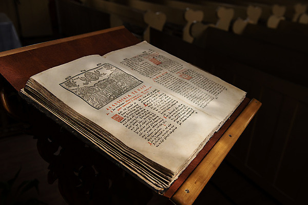 포토 JPG 해외이미지 전통 알파벳 교육 종이 문화 일러스트 텍스트 학교 잉크 사람없음 책 단어 스터디 교회 성경 수확 골동품 기도 기록 가르침 화려 재산 편지 심볼 읽기 그림 러시아 문학 증거 페이지 신성 루마니아 러시아인 복음 비잔틴 옛날 원고 해외202004 해외포토 서양인 문자 영어 유럽 컨셉 농업 종교용품 모션 금융 학습 제국 파일형식 이미지허브