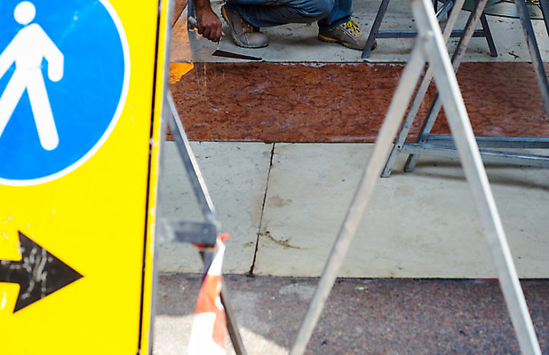 포토 JPG 해외이미지 벽 벽돌 노동자 사람없음 업무 모종삽 이젤 시멘트 발판 석공 해외202004 해외포토 직업 미술도구 작업 삽 파일형식 이미지허브