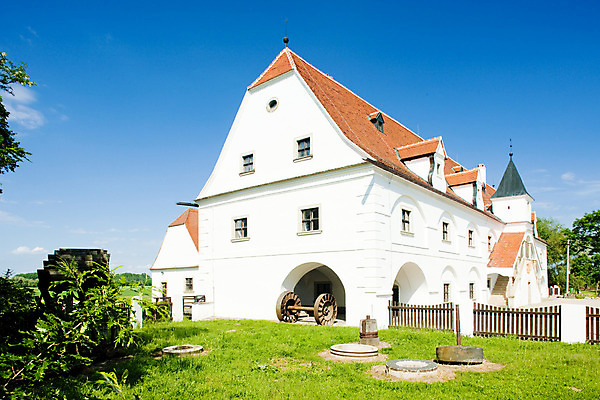 포토 JPG 해외이미지 외관 유럽 여행 고건축 건축양식 사람없음 야외 건물 세계여행 역사 체코 방앗간 르네상스 옛날 모라비아 해외202004 해외포토 건축물 건축 나라 세계 파일형식 이미지허브