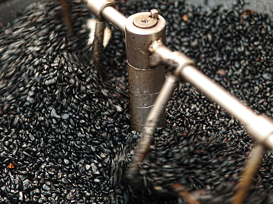 포토 JPG 해외이미지 산업 이동 사람없음 금속 검은색 어둠 힘 에너지 뜨거움 믹서 속도 화석 연료 숯 자원 석탄 섞기 해외202004 해외포토 컬러 컨셉 재질 파일형식 이미지허브