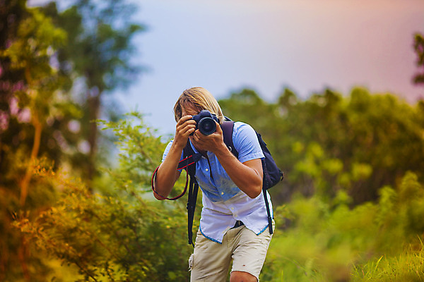 포토 JPG 해외이미지 직업 응시 공원 남자 포즈 자연 한명 취미 야외 빛 카메라 디지털 장비 모임 서핑 사진사 필름 영화 속도 그림 화산 예술가 열정 셔터 해외202004 해외포토 1 시선 공공시설 감정 문화예술 산 사람 전자제품 수상스포츠 작가 생태계 파일형식 이미지허브