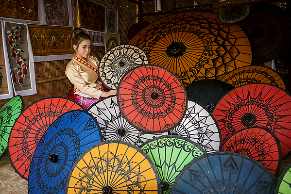 포토 JPG 해외이미지 전통 디자인 여자 아시아 분홍색 백그라운드 패턴 불교 오렌지 우산 벽지 미술 한명 동양인 장식 빨간색 초록색 파란색 컬러풀 태양 노란색 유행 보라색 표현 시장 클래식 보호 수집 예술가 라오스 수공예 구식 미얀마 해외202004 해외포토 자연요소 1 나라 종교 컬러 컨셉 무늬 과일 문화예술 사람 인종 공예 파일형식 이미지허브