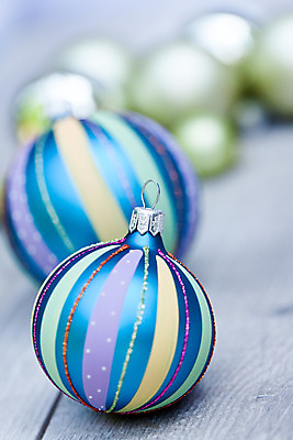 포토 JPG 해외이미지 크리스마스장식 크리스마스 실내 사람없음 아웃포커스 장식볼 오브젝트 오너먼트 나무배경 해외202004 해외포토 기념일 백그라운드 촬영기법 내부 장식 파일형식 이미지허브