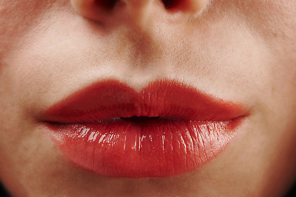 포토 JPG 해외이미지 백인 여자 얼굴 청소년 키스 한명 빨간색 빛 화장품 립스틱 표현 입 화려 피부 입술 광택 강렬 해외202004 해외포토 서양인 1 컬러 컨셉 사람 신체부위 뷰티 애정표현 파일형식 이미지허브