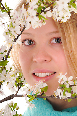 포토 JPG 해외이미지 백인 1 라이프스타일 웰빙 응시 계절 여자 꽃 얼굴 꽃다발 겨울 자연 건강 한명 사람 20대 성인 10대 초록색 파란색 금발 약 머리 유행 봄 활발 추위 흰색 신선 체리 스웨터 순수 어깨 싱글 알레르기 섬광 완전 해외202004 해외포토 서양인 식물 헤어스타일 시선 컬러 컨셉 상의 과일 의학 청소년 청년 생활 신체부위 질병 생태계 파일형식 이미지허브