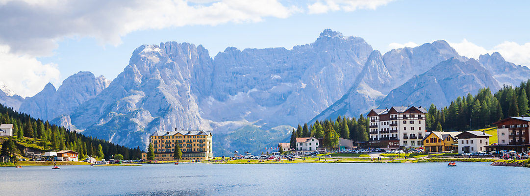 포토 JPG 해외이미지 구름 유럽 호수 여행 자연 하늘 휴가 산 주택 파노라마 풍경 사람없음 야외 물 여름 파란색 햇빛 평화 우주 마을 침묵 이탈리아 숲 휴양지 알프스 절정 카피스페이스 해외202004 해외포토 자연요소 계절 나라 컬러 컨셉 촬영기법 건물 태양 소리 공백 장소 생태계 파일형식 이미지허브