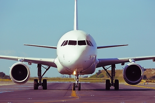 포토 JPG 해외이미지 산업 선 여행 교통시설 모션 하늘 비행기 사람없음 야외 여름 파란색 햇빛 맑음 흰색 공항 아스팔트 방향 도착 항공 출발 상업 활주로 제트기 엔진 우주산업 대패 착륙 해외202004 해외포토 계절 도로 길 컬러 교통 컨셉 항공교통 날씨 대중교통 태양 우주 시설 파일형식 이미지허브