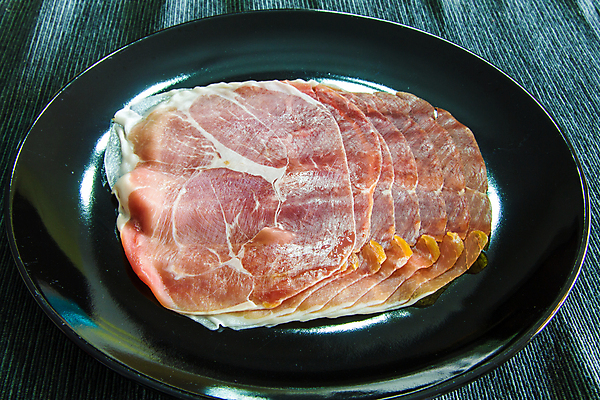 포토 JPG 해외이미지 전통 음식 조각 백그라운드 육류 돼지고기 요리 사람없음 빨간색 식사 이탈리아 추위 흰색 양념 햄 날것 슬라이스 스페인어 식품점 치유 해외202004 해외포토 유럽 컬러 식재료 상점 파일형식 이미지허브