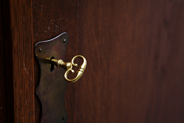 포토 JPG 해외이미지 디자인 가구 열쇠 주택 실내 사람없음 내부 목재 갈색 방 골동품 장롱 찬장 사물함 캐비닛 묘사 복고 잠금 리빙 고립 옛날 스타일 해외202004 해외포토 나무 컬러 생활용품 재료 건물 보안 파일형식 이미지허브