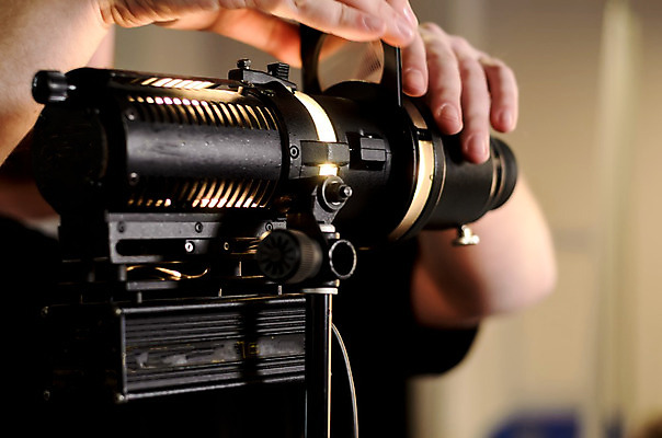 포토 JPG 해외이미지 백그라운드 조명 이벤트 사람없음 빛 반사 파티 어둠 공연 장비 무대 광선 기구 등불 점 야간 영화관 극장 쇼 스포트라이트 영사기 빛망울 광 해외202004 해외포토 자연요소 파일형식 이미지허브