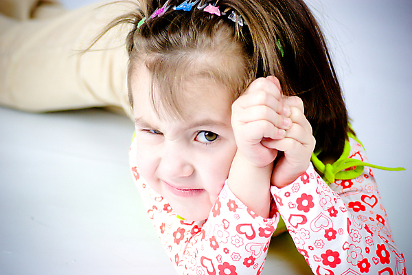 포토 JPG 해외이미지 1 응시 옷 행복 얼굴 어린이 장난 놀이 바닥 한명 초록색 놀람 유치원 활발 흰색 표현 유머 작음 흥분 만들기 조준 강렬 특별함 해외202004 해외포토 시선 교육 감정 컬러 컨셉 모션 표정 사람 신체부위 크기 파일형식 이미지허브